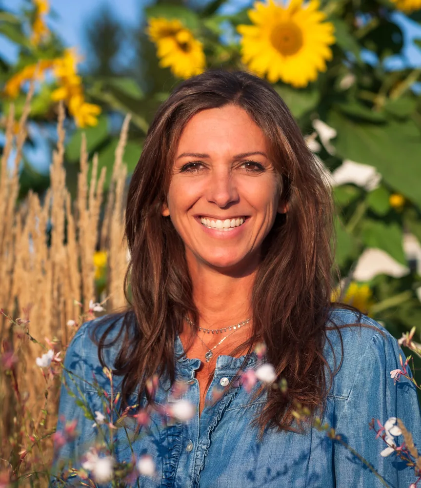 Barbara Saugy, art-thérapeute HES-SO à Morges, devant un champ de tournesols